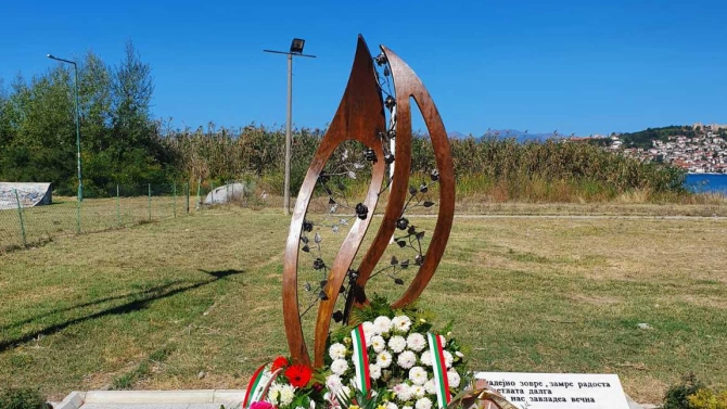 Паметникът на загиналите български туристи в Охрид който вчера беше