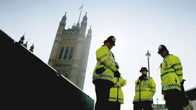  Британската полиция търси уредници на незаконни рейв празненства 