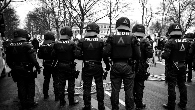 Германски полицаи търсят фалос