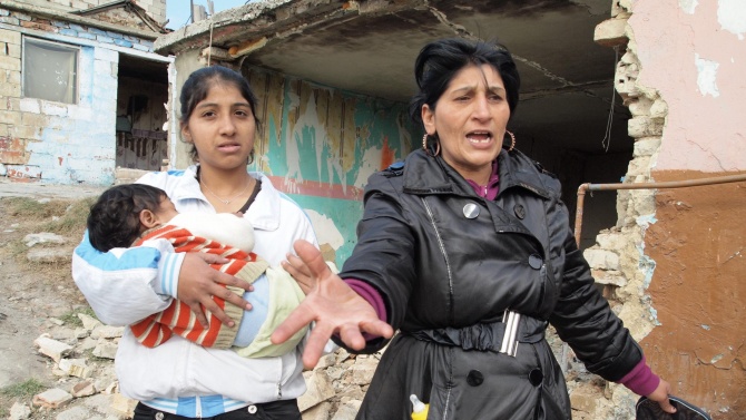 Полицаи и служители на ВиК-Бургас направиха проверка в ромския квартал