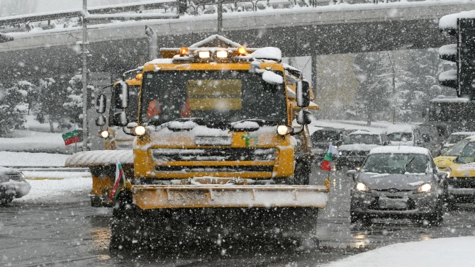 Общо 185 снегопочистващи машини в София извършват обработки срещу заледяване