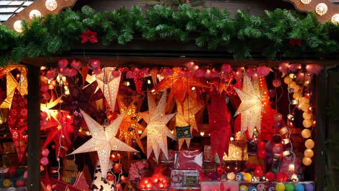 Коледният базар на открито отвори врати във Велико Търново съобщиха