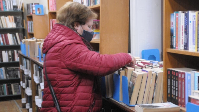 Регионалната библиотека Христо Смирненски в Хасково продължава да бъде в