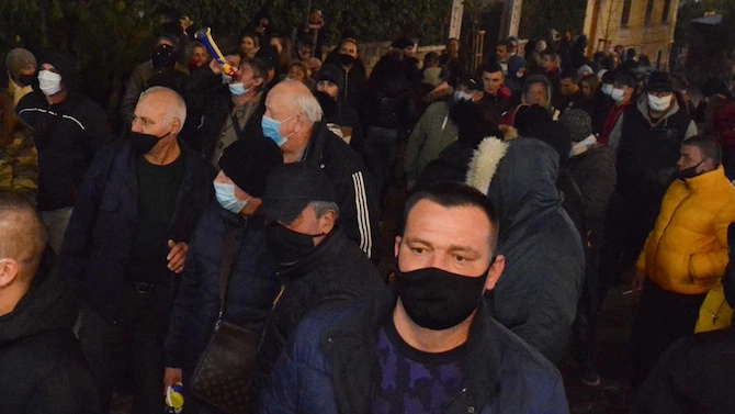 Поредна вечер на протест в центъра на София Протестиращи срещу