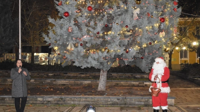 Светлините на празничната елха в Момчилград бяха запалени символично във