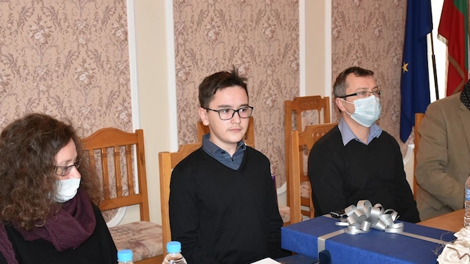 Ловчанският митрополит Гавриил награди 13 годишния Николай Борисов от Ловеч който