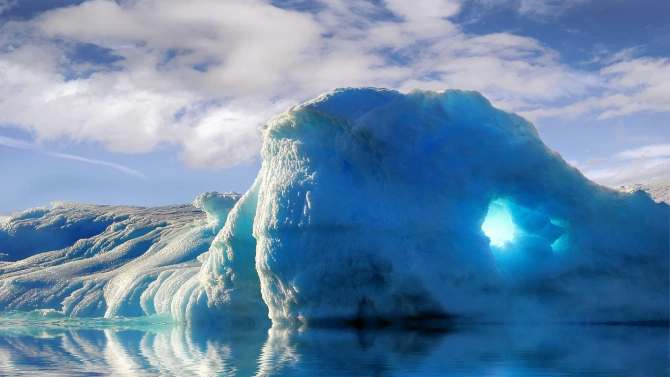 Самолет на британските военновъздушни сили е заснел най големия айсберг в