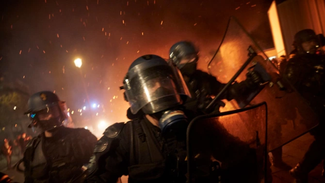 В Париж избухнаха сблъсъци и други прояви на насилие между