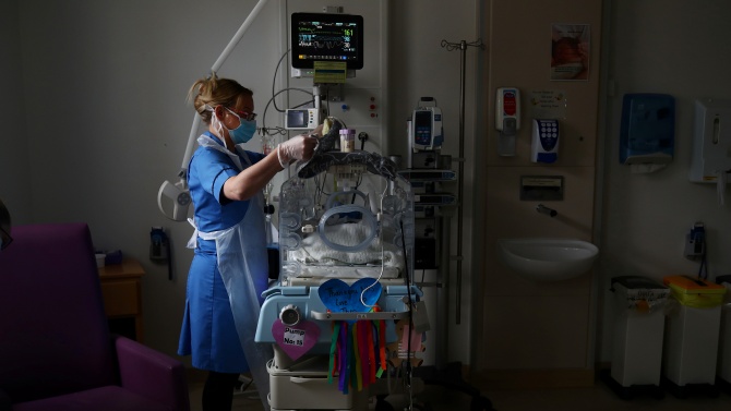 Майката на 29-дневно бебе с коронавирус алармира, че в болницата