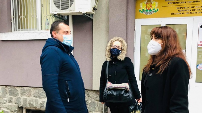 Доброволци от ГЕРБ-Бургас повече от месец подкрепят служителите на РЗИ