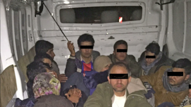 Граничари хванаха четирима нелегални мигранти, натъпкани в ТИР