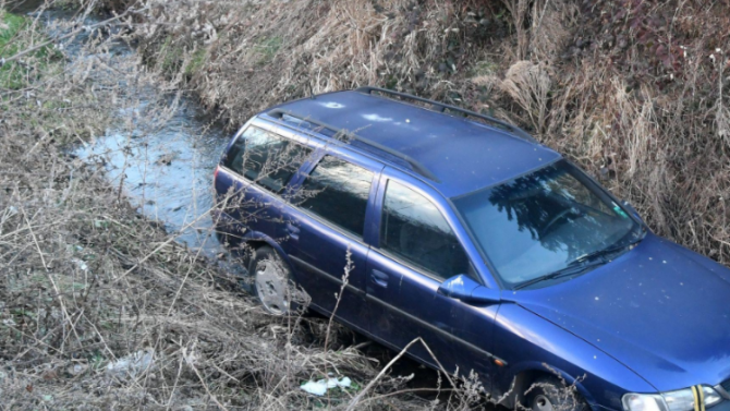 26-годишна шофьрка излетя с колата си в река 