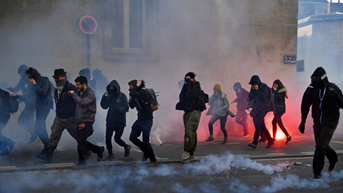 Над 100 задържани по време на протест в Париж