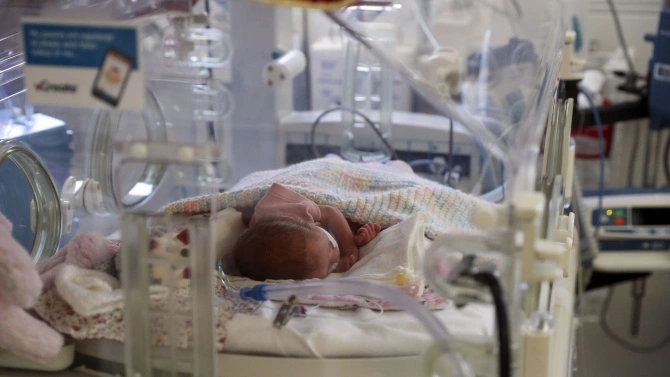 Майката на 28 дневно бебе с COVID 19 алармира че в болницата