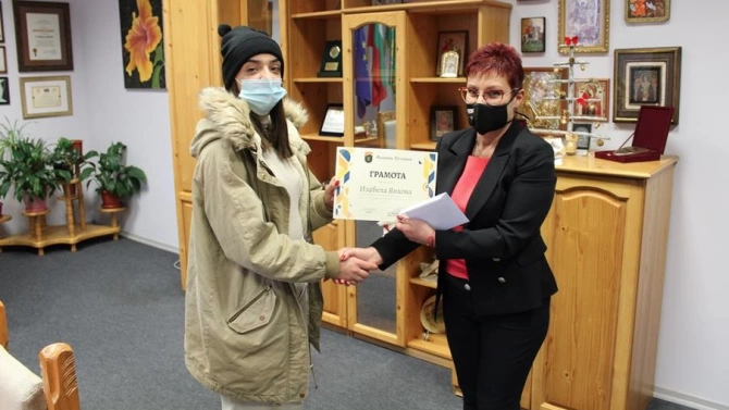 Кметът на община Тетевен д р Мадлена Бояджиева е наградила двама