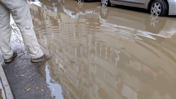 Улица Гаврил Кръстевич във Варна се наводни и заприлича на