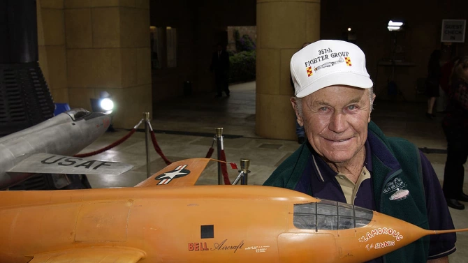 Американският летец изпитател Чък Йегер ветеран от Втората световна война