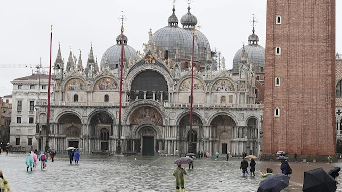 Венецианският площад Сан Марко остана днес под вода заради прилив