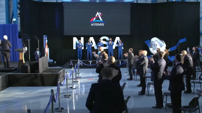 НАСА избра 18 астронавти 9 мъже и 9 жени