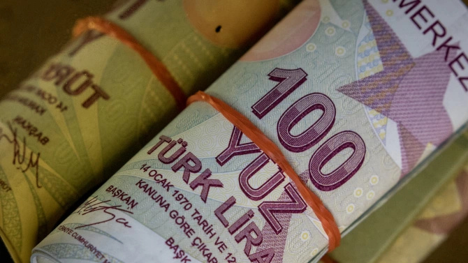 Турската лира понижи стойността си днес след като източници заявиха