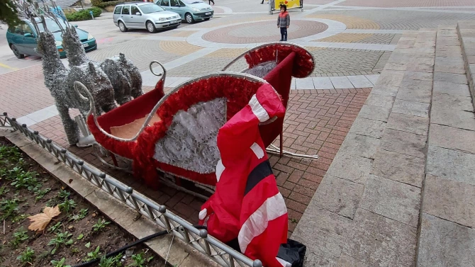 Надуваемият Дядо Коледа пред входа на община Хасково вече е