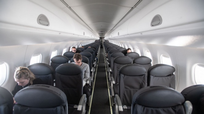  Пилот: Самолетът е доста по-безопасен от претъпкания магазин 
