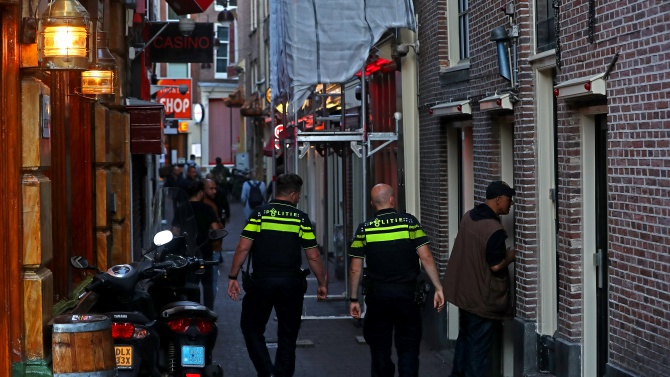  От на следващия ден Нидерландия вкарва петседмична цялостна карантина 