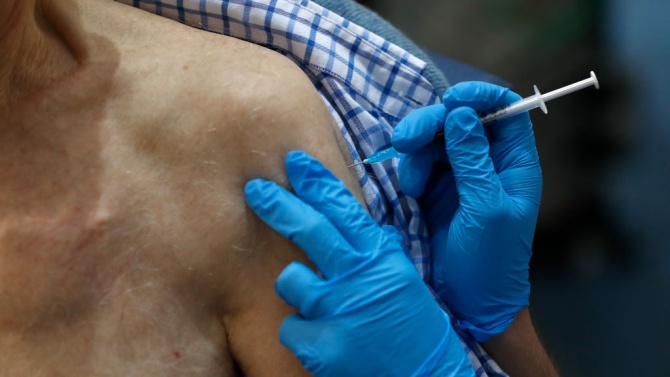 Случай на силна алергична реакция на медицинска работничка, ваксинирана в Аляска