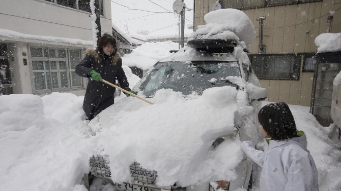 Около 1000 превозни средства са блокирани в снега на японска магистрала