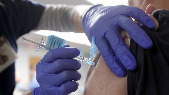 Три кабинета за имунизация на медици срещу COVID-19 ще бъдат