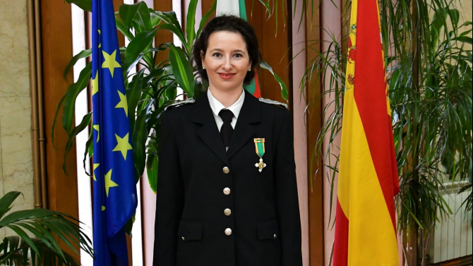 Почетен знак за заслуги на Националната полиция на Кралство Испания за служител на ДМОС 