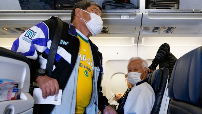 Пътуване със самолет - само ако си ваксиниран?