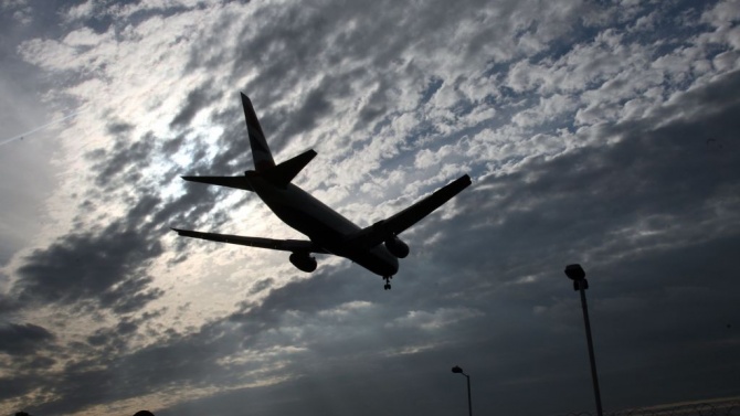 Пътнически самолет излезе от пистата при кацане в Индонезия