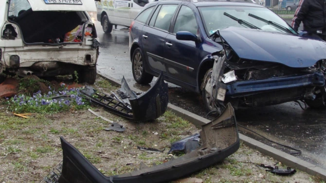Четирима души са пострадали при пътен инцидент в Бургас Това