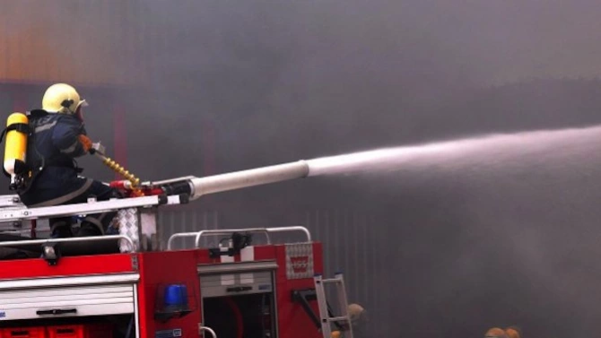 Голям пожар в складове в квартал Реджията в Добрич е