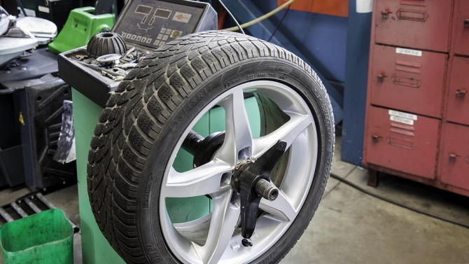 Кражба на четирите гуми с джантите от лек автомобил Опел