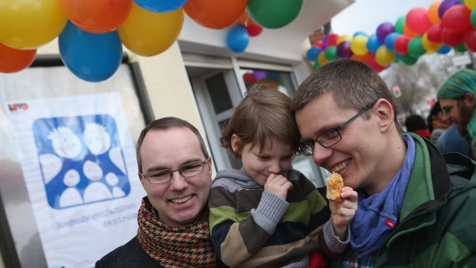 Забрана еднополови двойки да осиновяват деца гласува унгарският парламент като