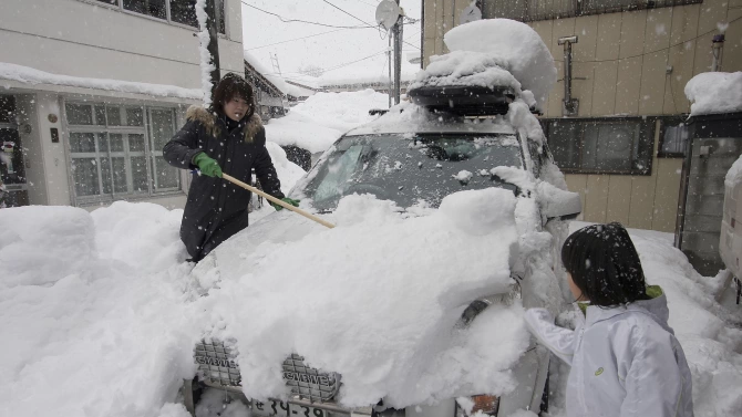 Около 1000 превозни средства останаха блокирани в снега по време