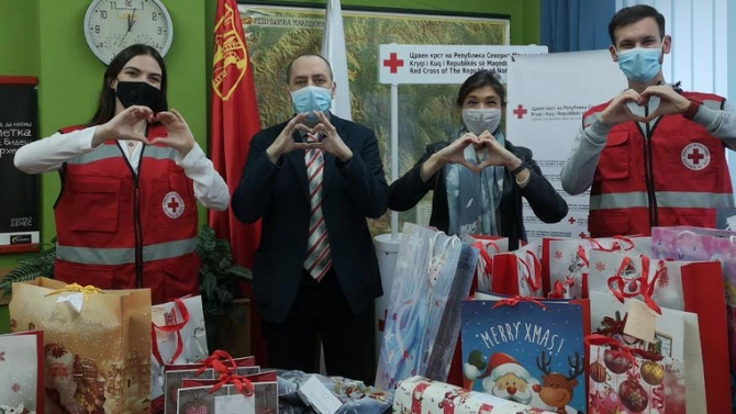 Посолството на България в Република Северна Македония дари 30 подаръка