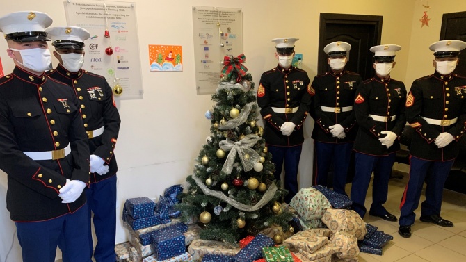 U.S. морски пехотинци зарадваха български деца за Коледа