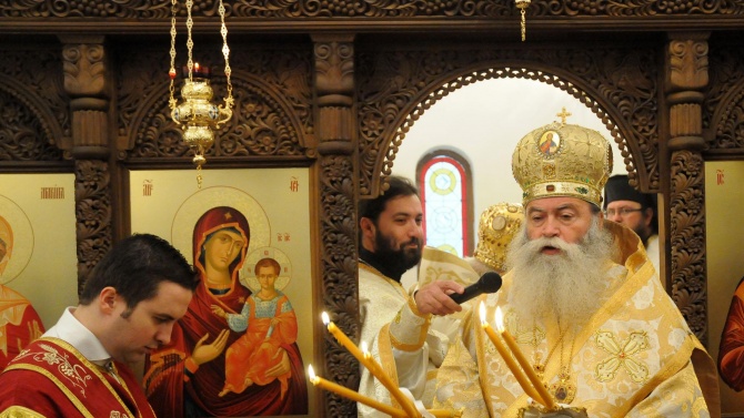 Според Ловчанския митрополит Гавриил трябва да посрещнем Рождество Христово с