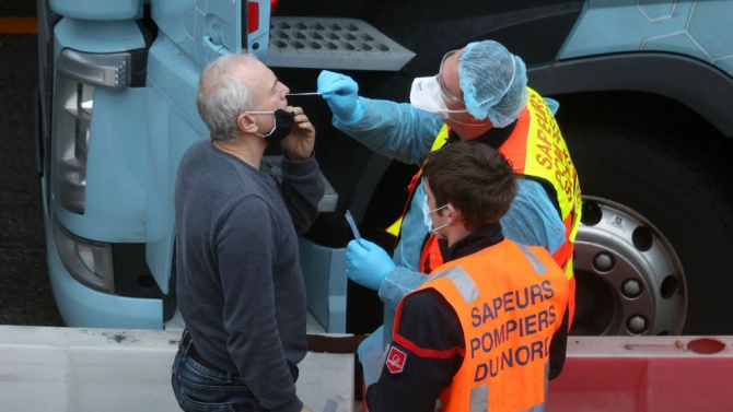 Над 15 000 тестове за коронавирус са направени на шофьори на камиони в Англия