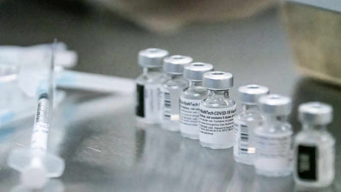 Медицинска сестра с 40-годишен стаж е първата ваксинирана в Бургас 
