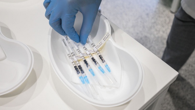 Австрия започна днес ваксинация срещу коронавируса във виенския Медицински университет.