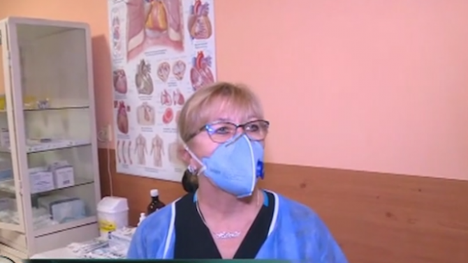  Медицинска сестра в Бургас: Ваксинирайте се 
