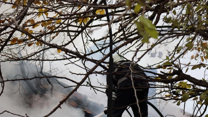 Пожарникари спасиха болен младеж при пожар в къща в Русе