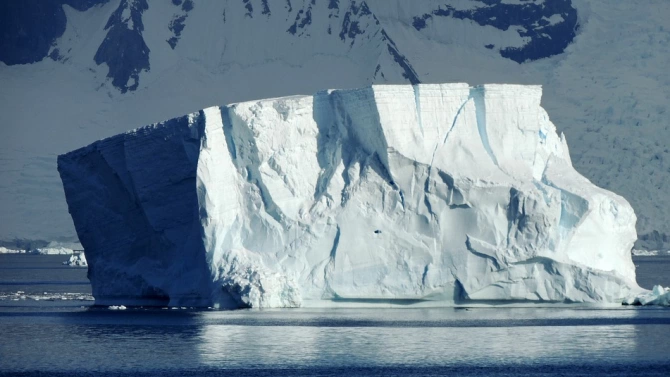 Един от най големите айсберги от последно време се откъсна от