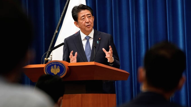 Бившият японски премиер Шиндзо Абе се извини пред парламента по