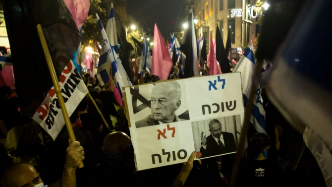 Стотици израелци протестираха срещу премиера Бенямин НетаняхуБенямин Нетаняху е роден на
