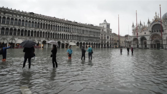 Властите на Венеция днес задействаха системата за защита от наводнения